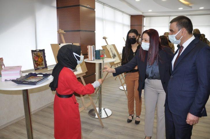 Siirt Valisi Hacıbektaşoğlu, ’Kadın’ konulu resim sergisine katıldı G4