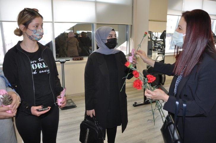 Siirt Valisi Hacıbektaşoğlu, ’Kadın’ konulu resim sergisine katıldı G5