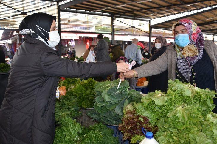 AK Parti, 8 Mart’ı karanfil ve maskeyle kutladı G3
