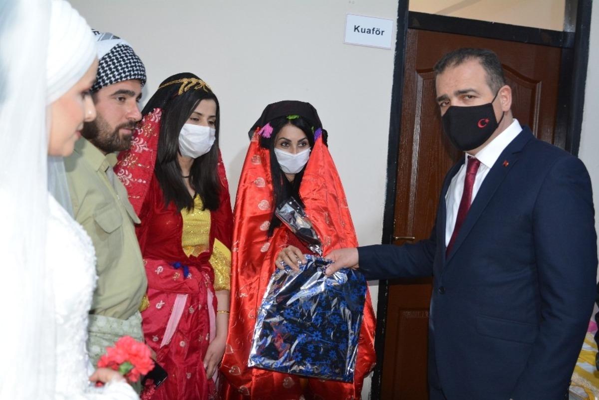 Vali Akbıyık kursiyer kadınlarla bir araya geldi