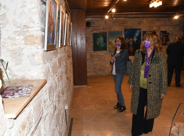 Kuşadası’nda “Işığın izindeki kadınlara” isimli sergi açıldı G1