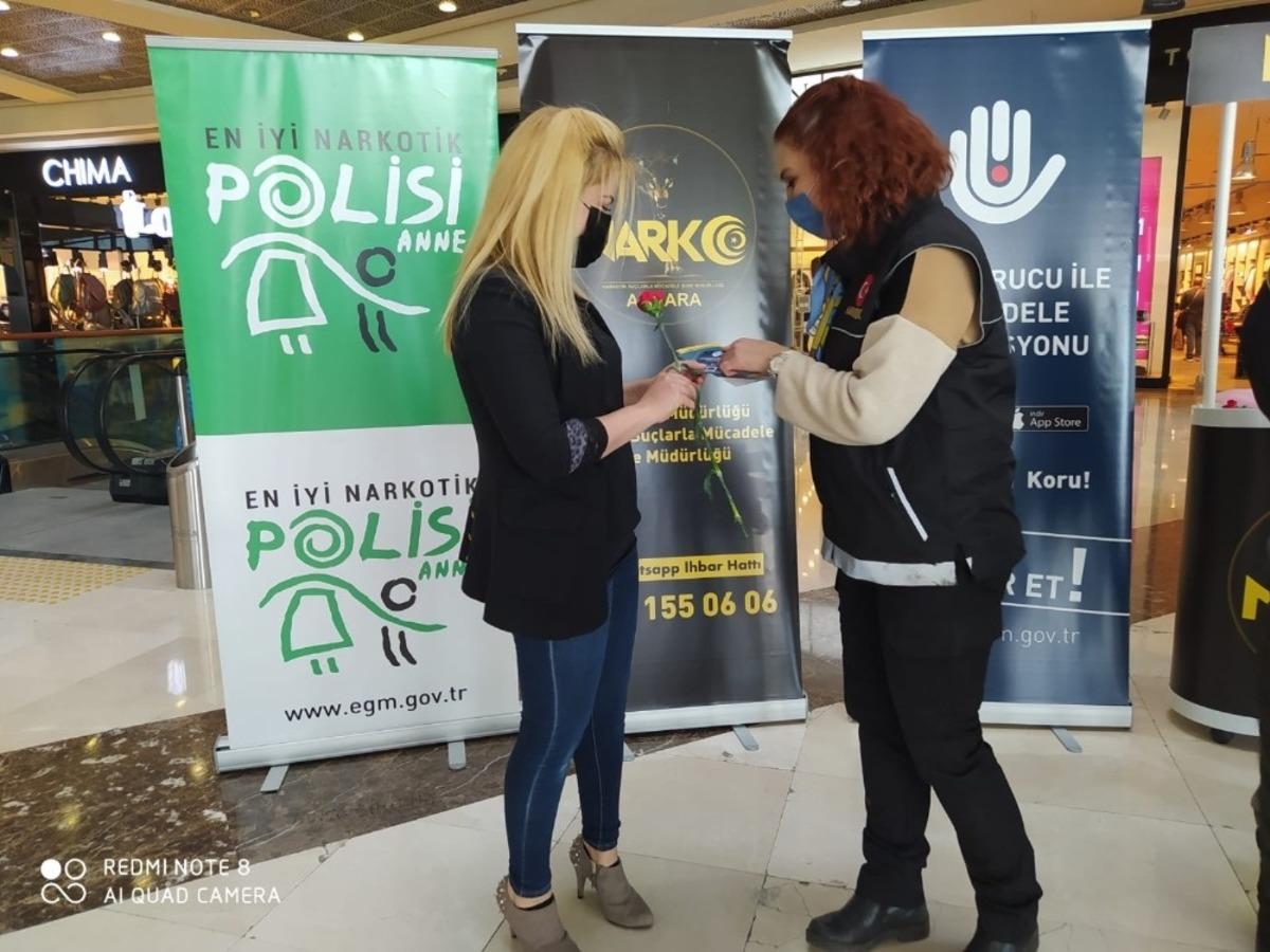 Başkentte alışveriş merkezine &rsquo;En İyi Narkotik Polisi Anne&rsquo; standı a&ccedil;ıldı