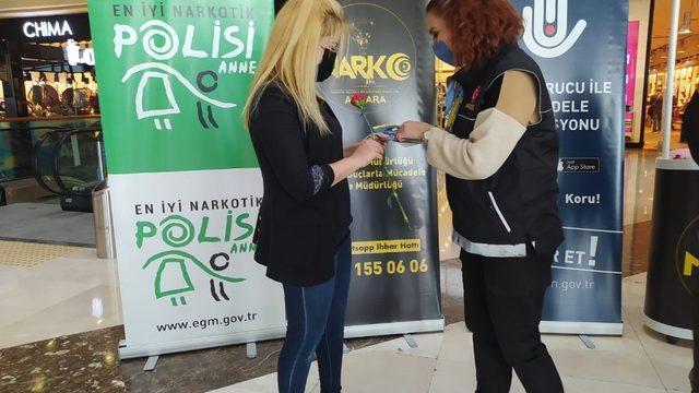 Başkentte alışveriş merkezine ’En İyi Narkotik Polisi Anne’ standı açıldı