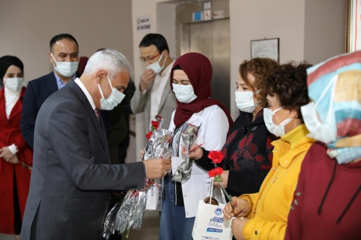 Başkan G&uuml;der, kadınlara karanfil dağıttı