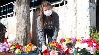 Mezarlıkta çiçek satan kadının kızının Oxford'da okumadığı ortaya çıktı