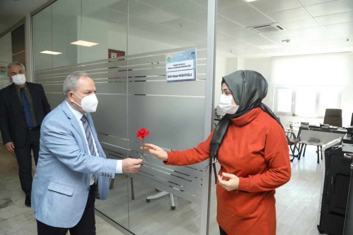 Başkan Demirtaş&rsquo;tan kadın personellere &ccedil;i&ccedil;ek