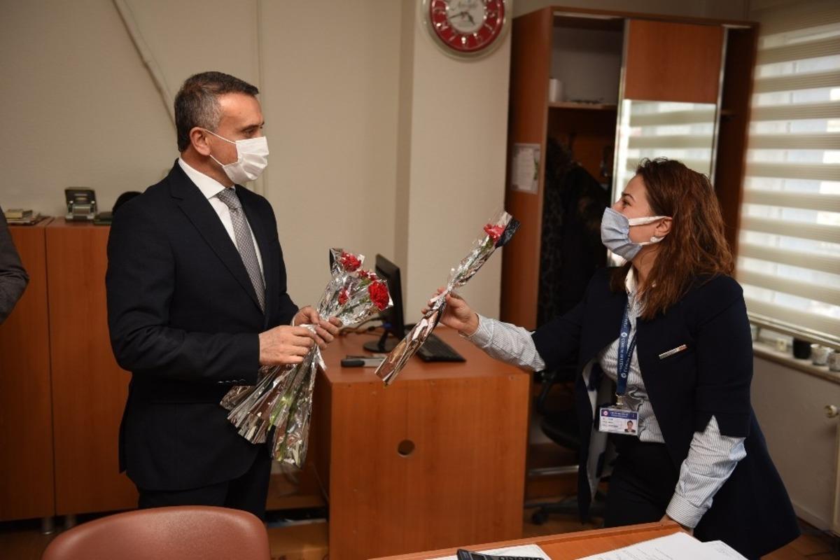 &Ccedil;orum Belediyesi&rsquo;nden kadınlara karanfil