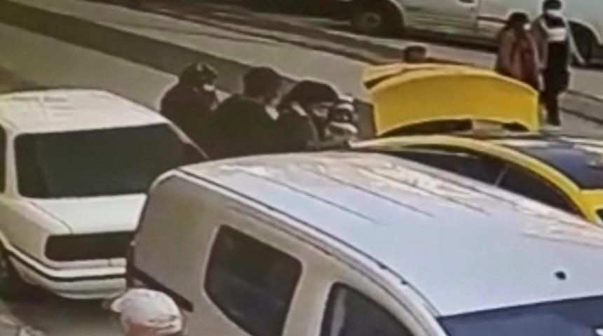 Kucağında çocuğu olan kadına yol ortasında yumruk attı