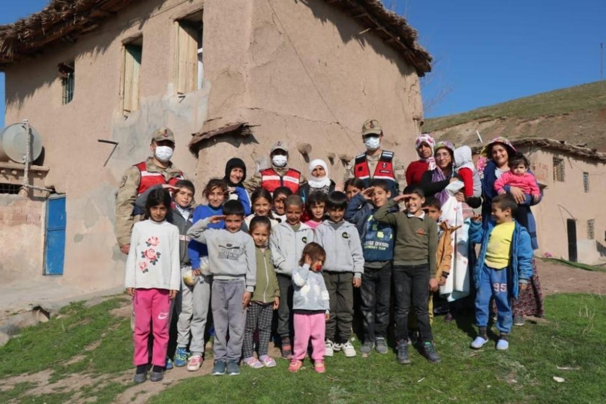 Jandarmanın kadınlara verdiği karanfillere T&uuml;rk&ccedil;e ve K&uuml;rt&ccedil;e teşekk&uuml;r