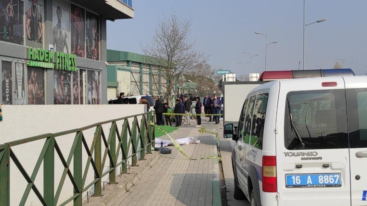 Kadınlar g&uuml;n&uuml;nde balkondan d&uuml;şerek hayatını kaybetti