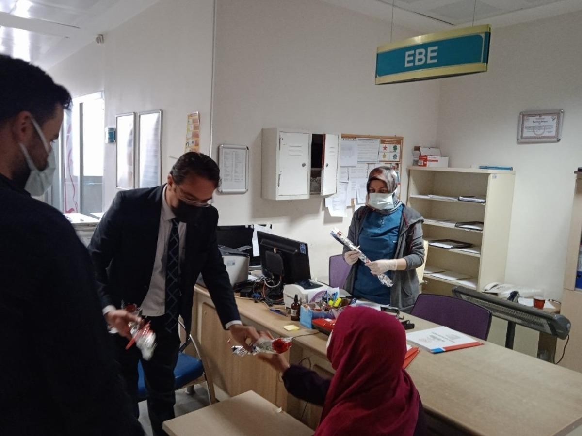 Vanlı hayırseverden kadın sağlık &ccedil;alışanlarına karanfil