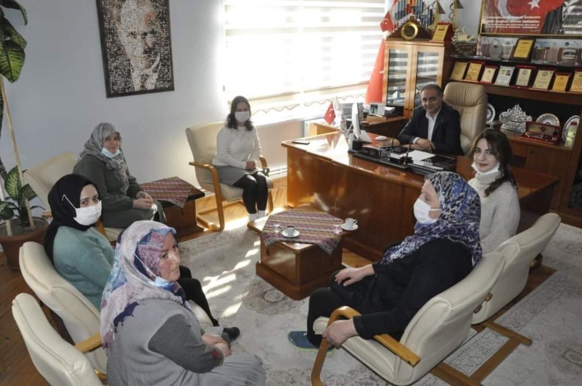 Başkan &Ccedil;ift&ccedil;i&rsquo;den kadın &ccedil;alışanlara hediye