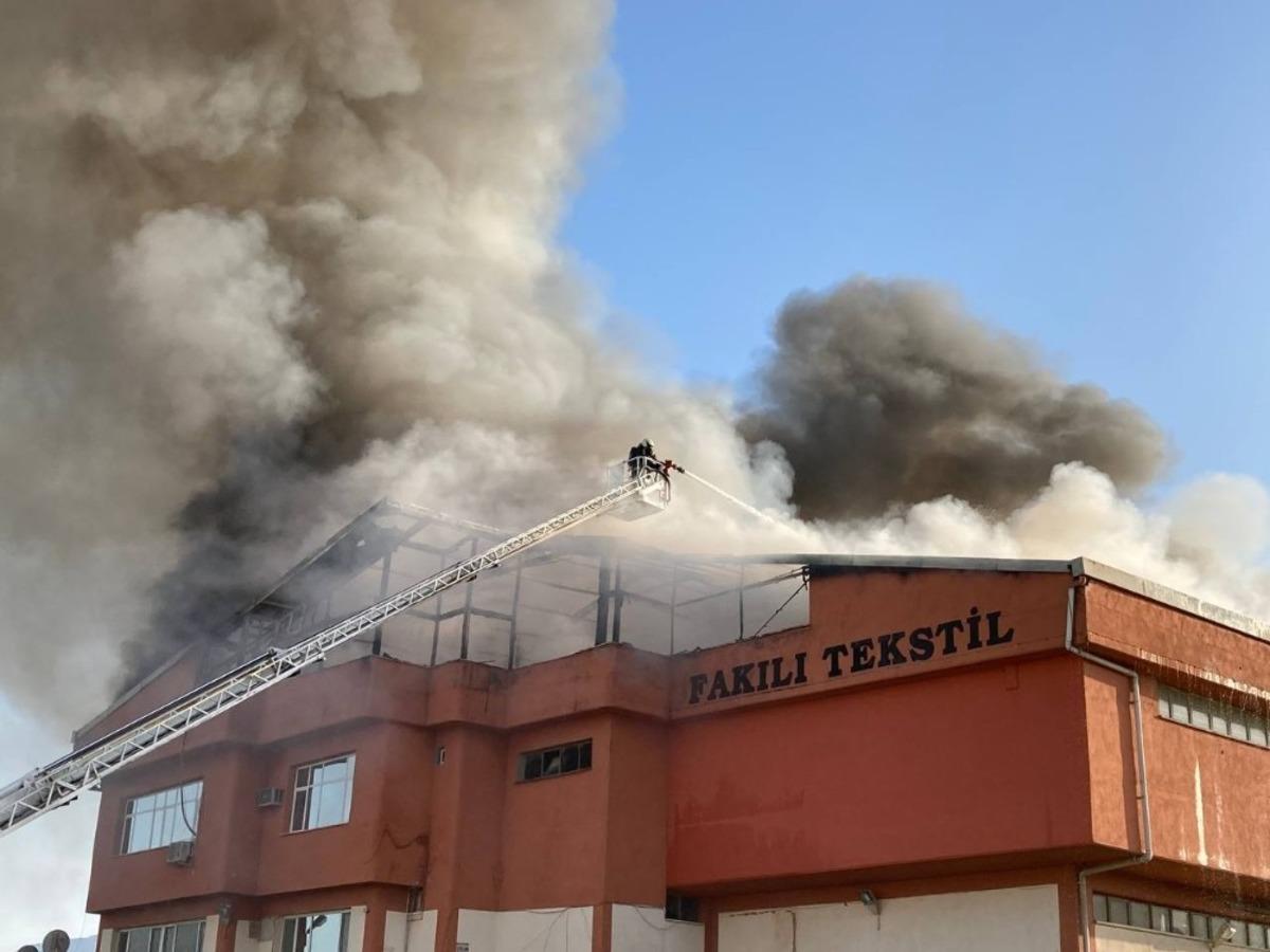 Tekstil fabrikası alevlere teslim oldu