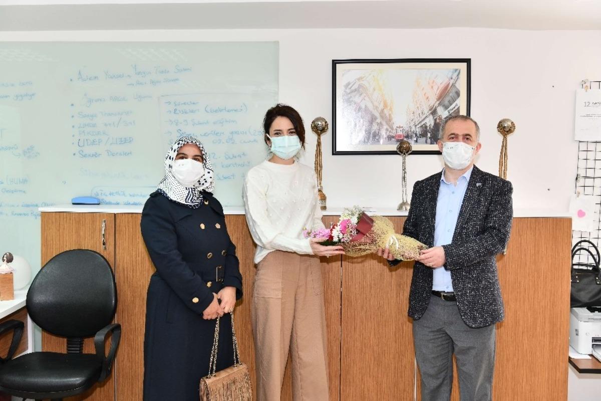 Rekt&ouml;r Savaşan&rsquo;dan 8 Mart D&uuml;nya Kadınlar G&uuml;n&uuml;nde &ccedil;i&ccedil;ekli kutlama