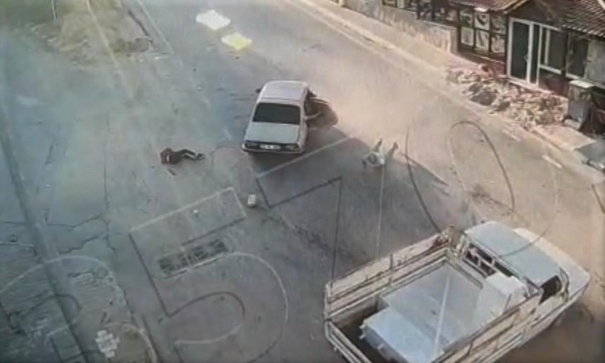 Kamyonetle &ccedil;arpışan otomobilden fırlayan 2 kişi yaralandı