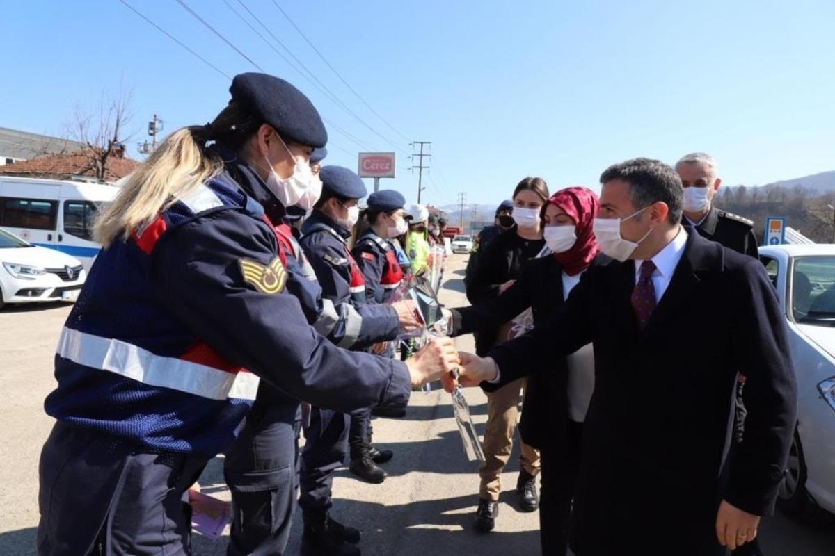 Vali Atay ile eşinden huzuru sağlayan kadınlara s&uuml;rpriz