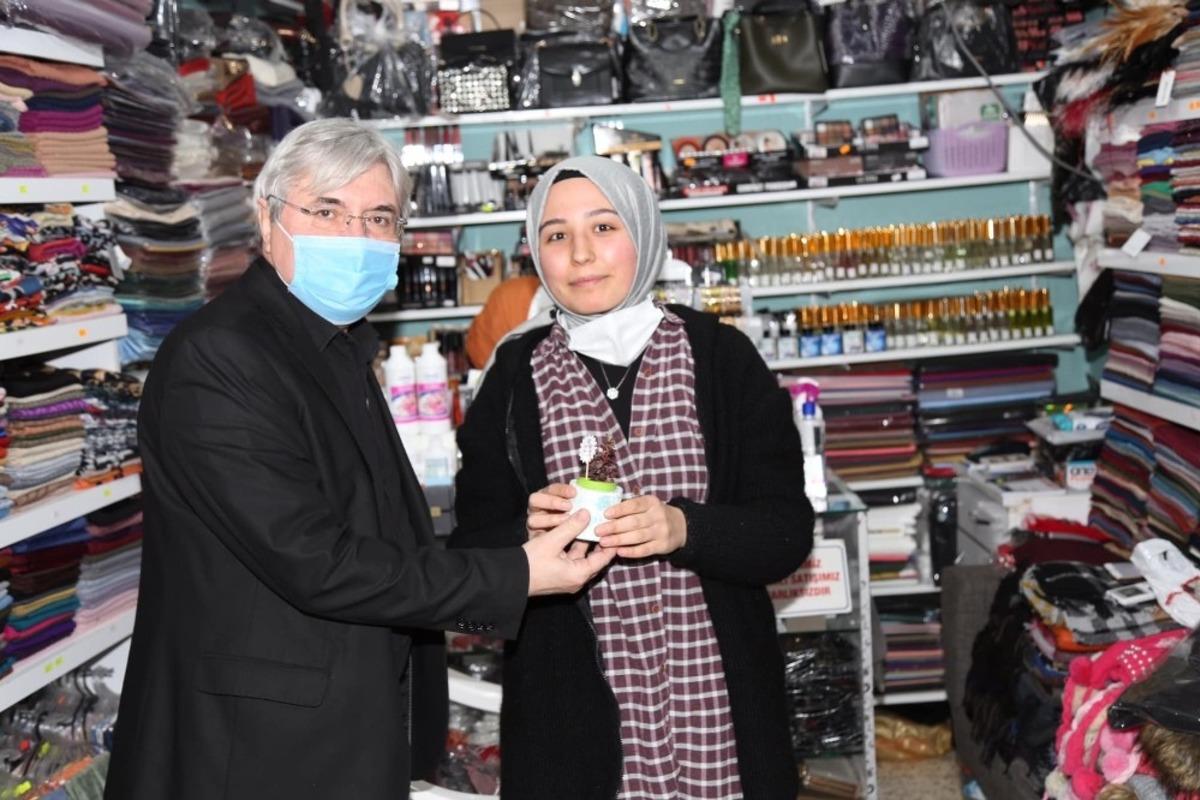 Başkan Cengiz 8 Mart&rsquo;ı &ccedil;alışan kadınlar ile birlikte kutladı