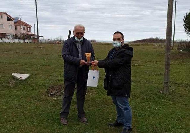 Emekli olan öğretmenlere teşekkür plaketi