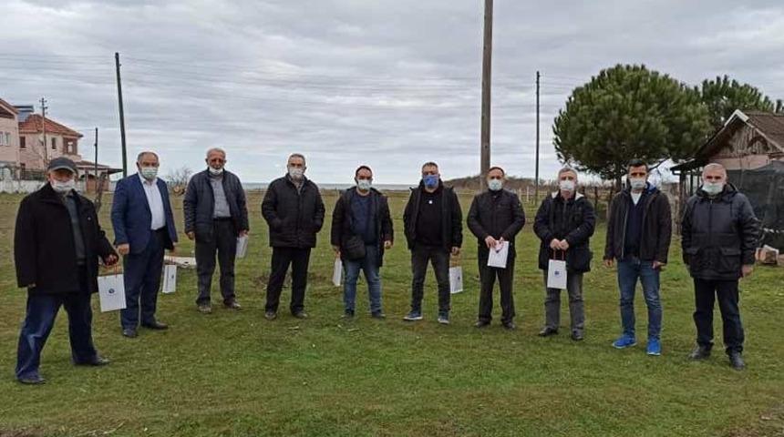 Emekli olan &ouml;ğretmenlere teşekk&uuml;r plaketi