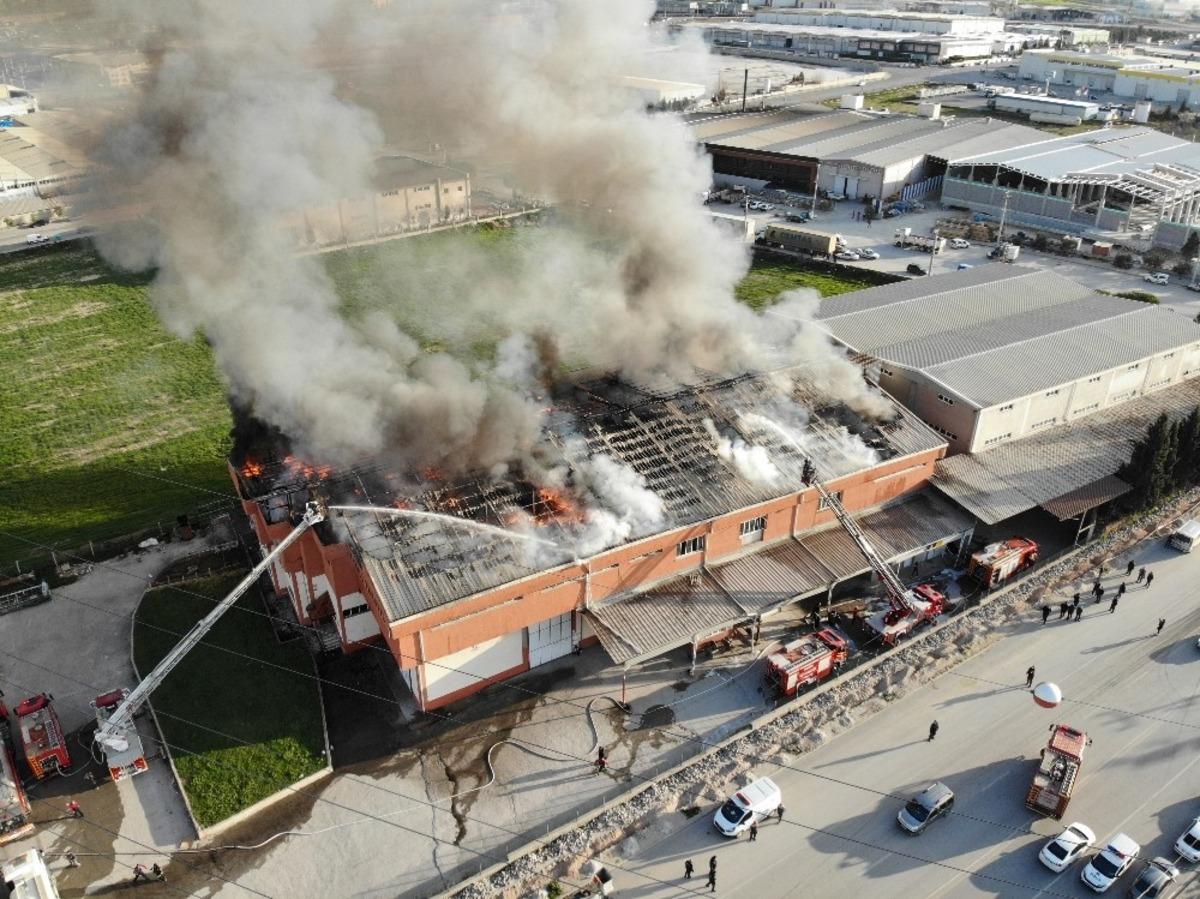 Tekstil fabrikasını saran alevler havadan g&ouml;r&uuml;nt&uuml;lendi