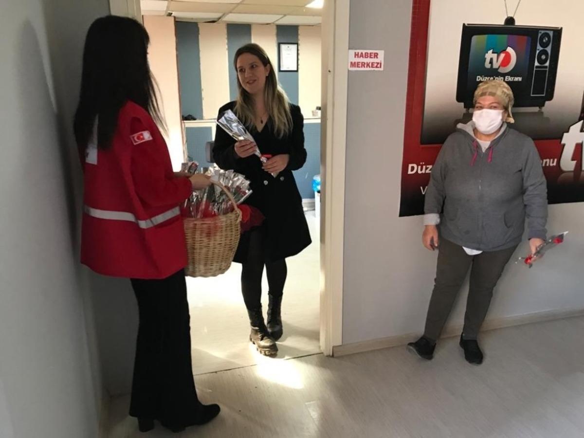 D&uuml;nya kadınlarının yardımına koşan Kızılay, kadınlar g&uuml;n&uuml;n&uuml; unutmadı