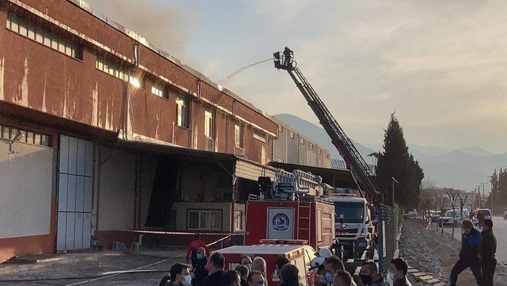 Tekstil fabrikasında çıkan yangında soğutma çalışmaları sürüyor G2