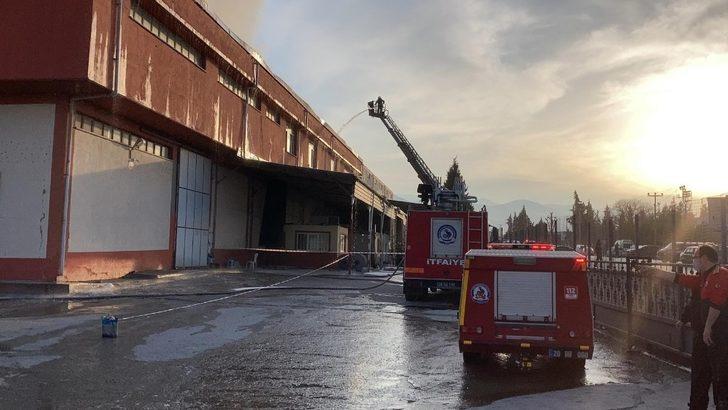 Tekstil fabrikasında çıkan yangında soğutma çalışmaları sürüyor G3