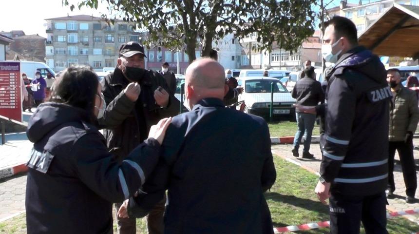 Pazar girişinde HES kodu isteyen zabıta ile vatandaş arasında tartışma