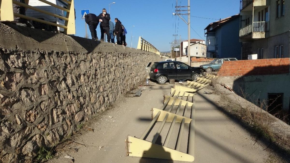 Safranbolu&rsquo;da iki otomobil &ccedil;arpıştı, biri 2 metreden aşağıya d&uuml;şt&uuml;: 2 yaralı
