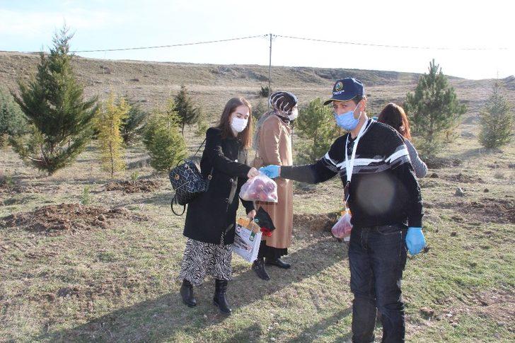 Kadınlar fidanları toprakla buluşturdu G5