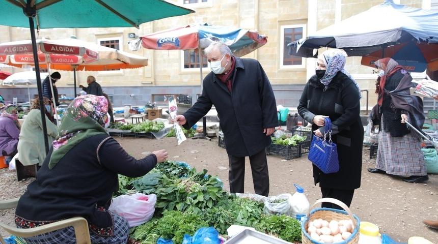 Kadın pazarcı esnafına çiçek takdim edildi