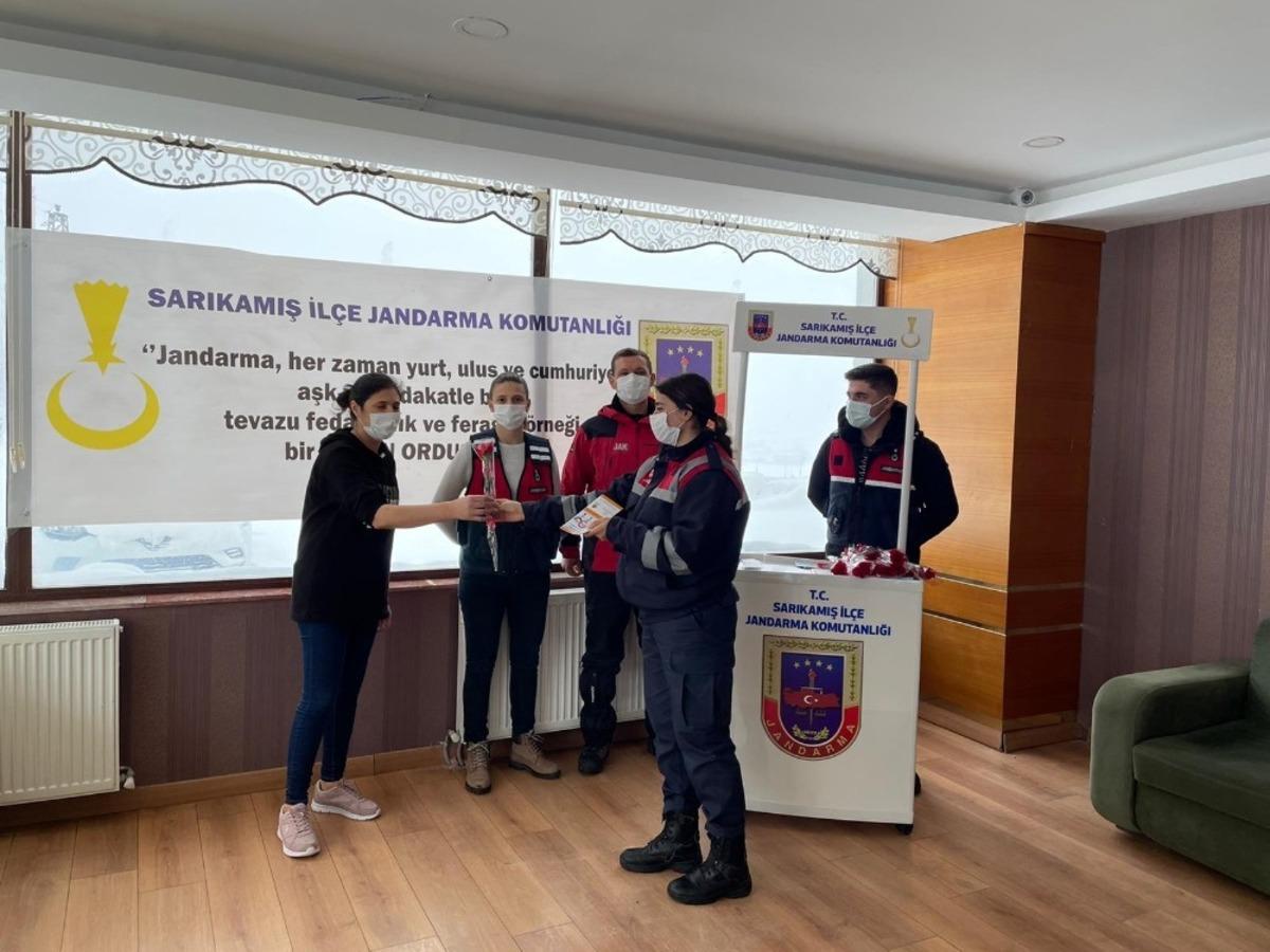 Sarıkamış&rsquo;ta jandarma kadınlara karanfil dağıttı