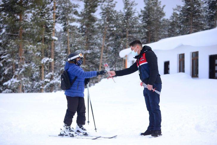 Sarıkamış’ta jandarma kadınlara karanfil dağıttı G2