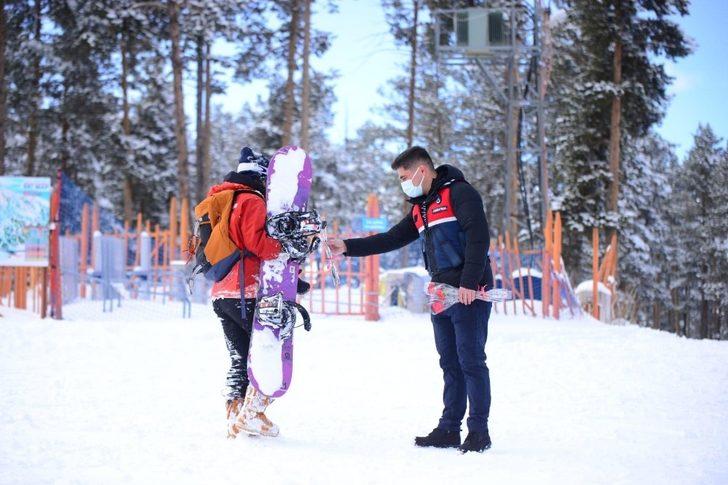 Sarıkamış’ta jandarma kadınlara karanfil dağıttı G4