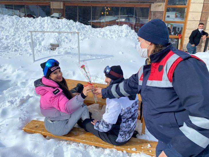 Sarıkamış’ta jandarma kadınlara karanfil dağıttı G5