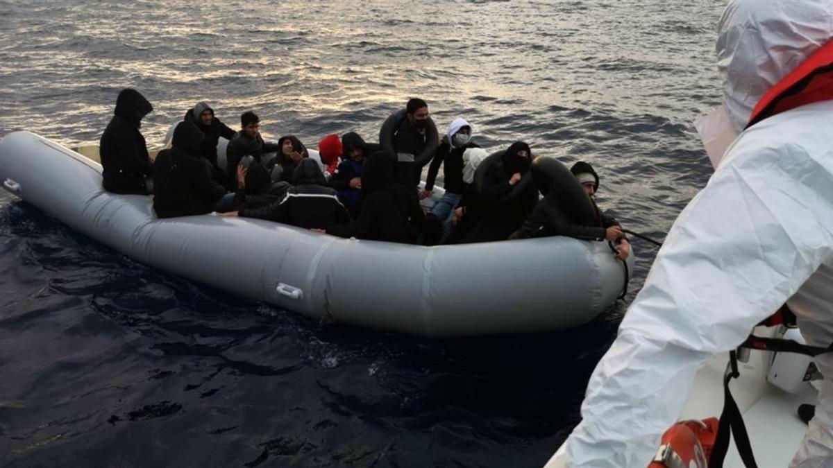 Yunan Sahil G&uuml;venliği 28 g&ouml;&ccedil;meni T&uuml;rk karasularına itti