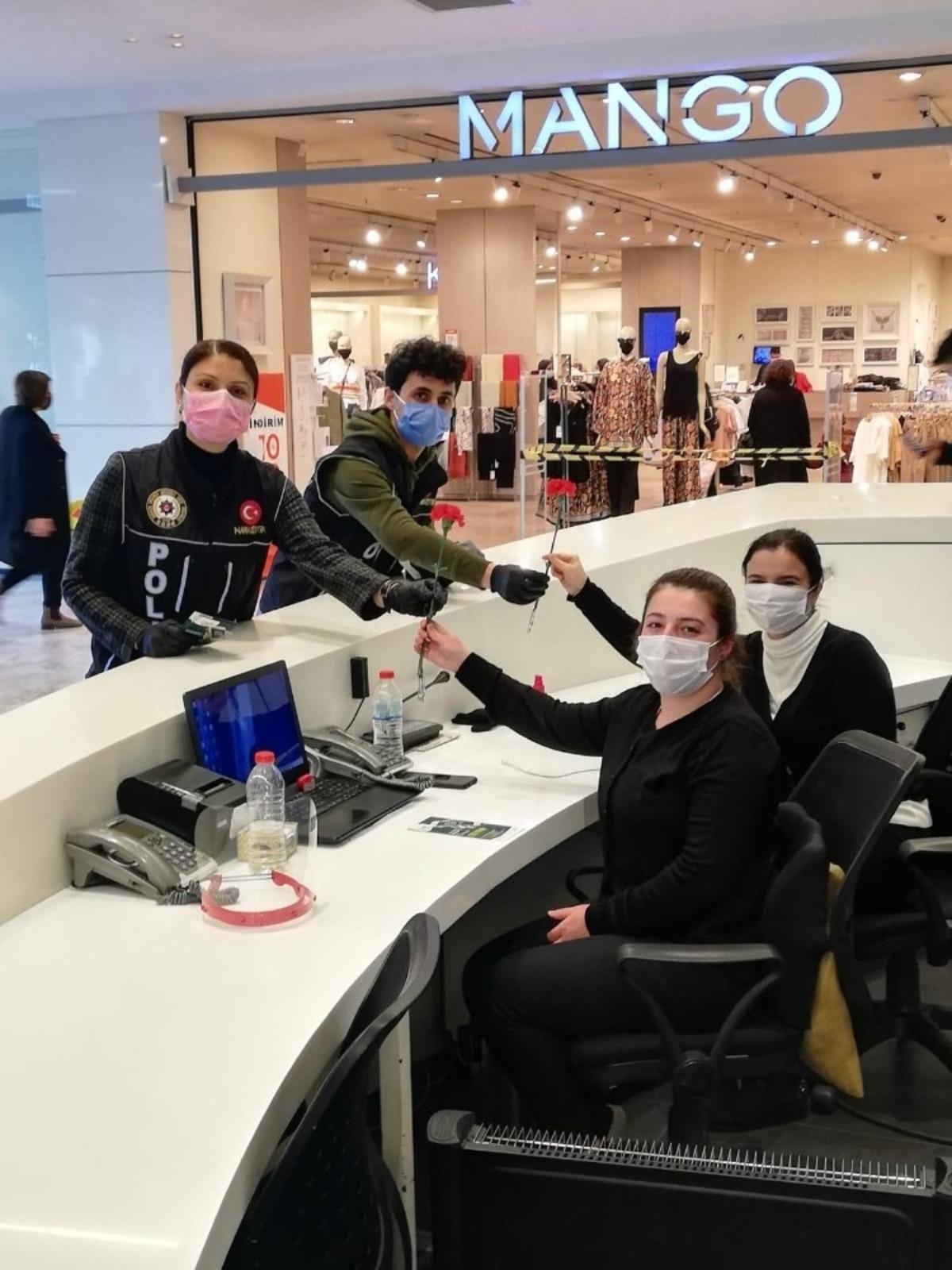 Polislerden kadınlara karanfil