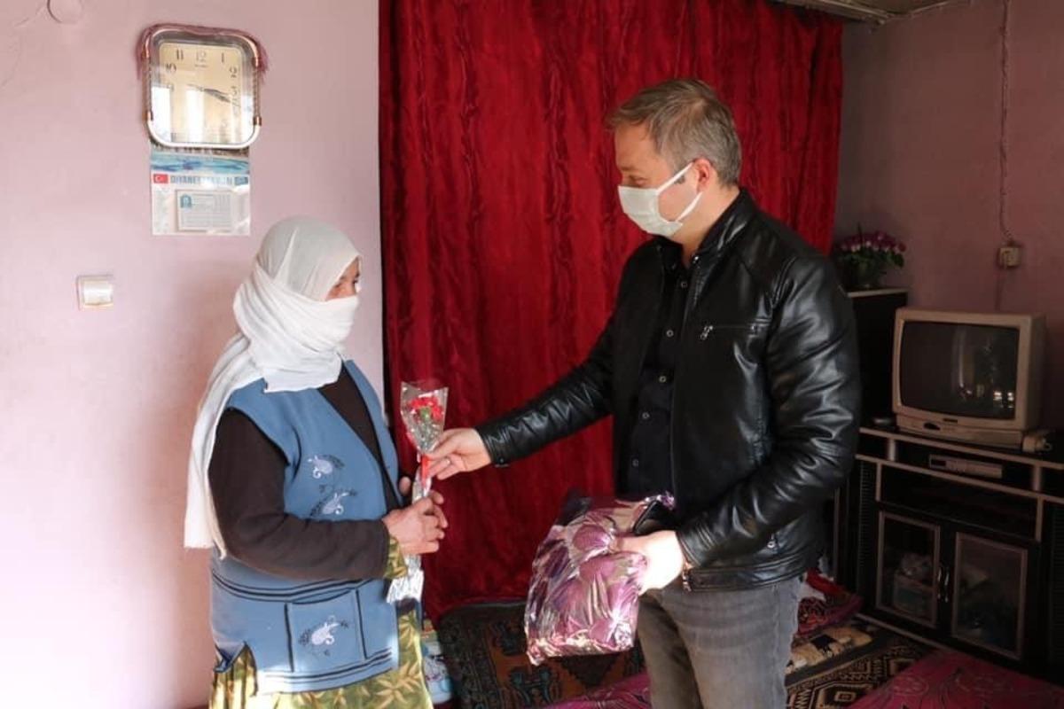 Kaymakam Yelek&rsquo;ten 79 yaşındaki Binefş nineye Kadınlar G&uuml;n&uuml;&rsquo;nde ziyaret