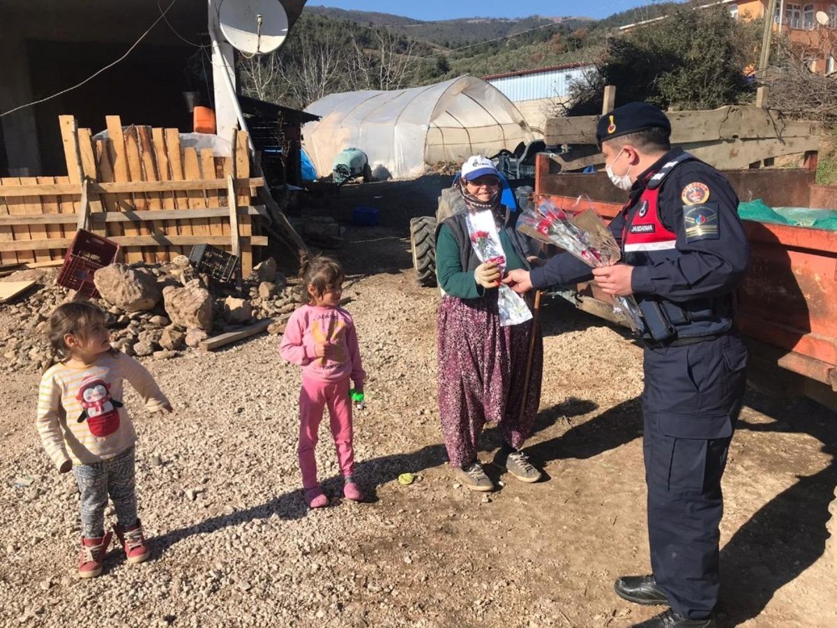 Jandarma kadınlara karanfil dağıttı