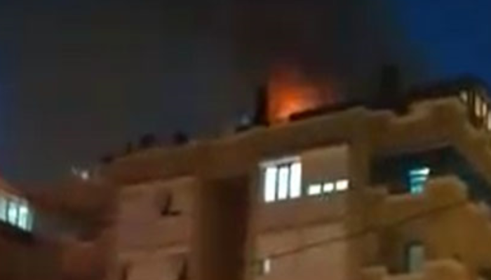 Balıkesir'de 5 katlı apartmanın çatı katında yangın