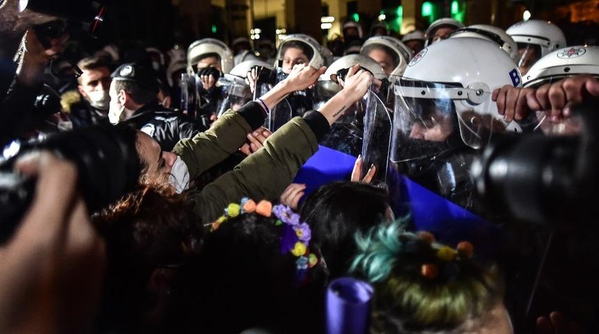 İstiklal Caddesi’nde izinsiz yürüyüş yapmak isteyen kadınlara polis engeli