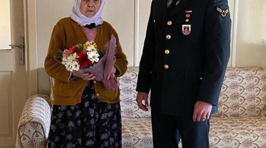 Jandarmadan Kadınlar Gününde şehit annesine karanfil