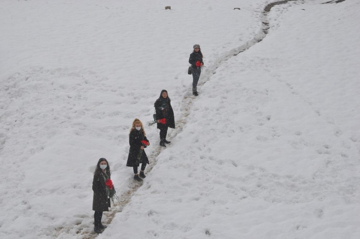 Karlı tepeleri aşarak kadınlara karanfil dağıttılar