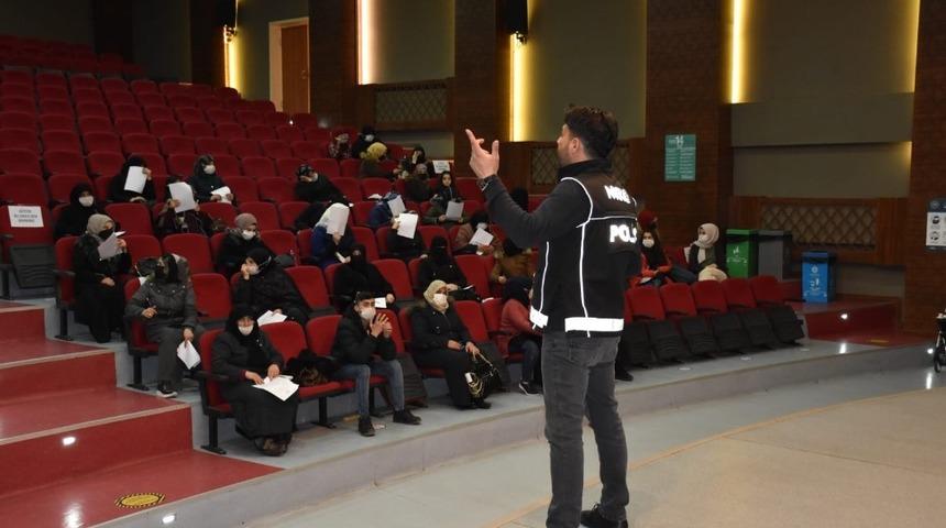 Konya’da narkotik polisinden Dünya Kadınlar Günü’nde eğitim