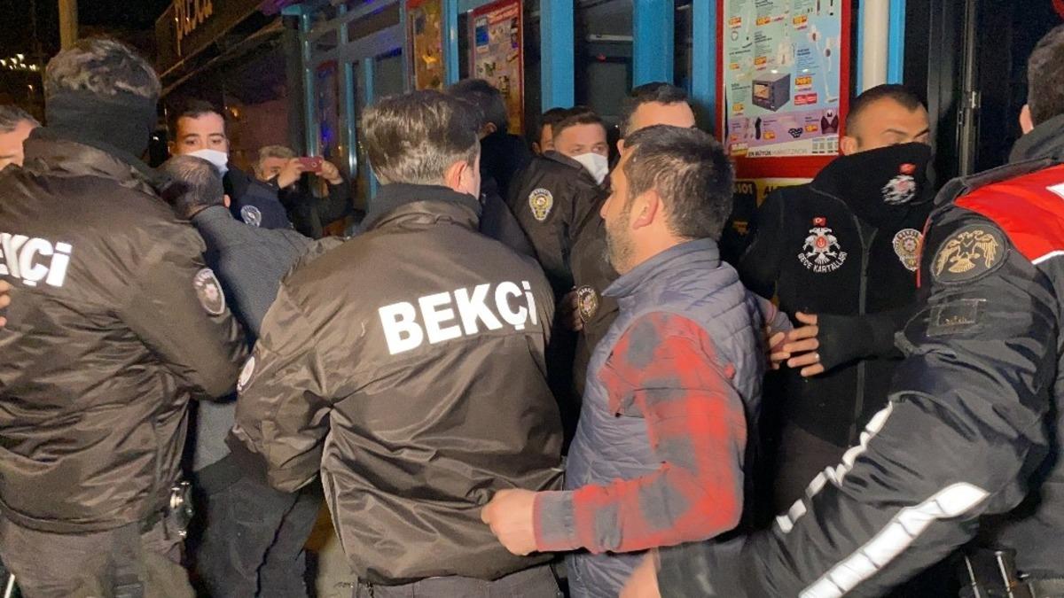 Kısıtlamayı ihlal eden 3 kişi bek&ccedil;ilerle tartışıp ortalığı birbirine kattı