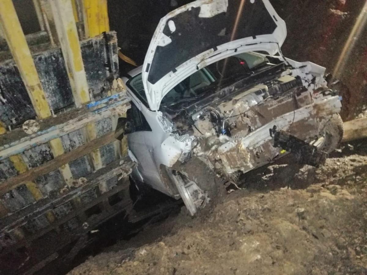 Artvin&rsquo;de otomobil duvara &ccedil;arptı: 2 yaralı