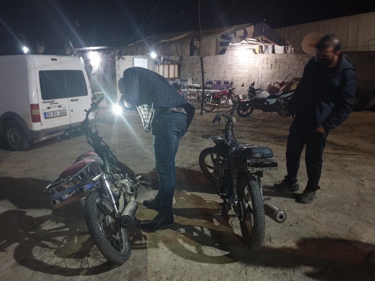 Reyhanlı&rsquo;da &ccedil;alıntı motosikletler denetim yapan polise takıldı