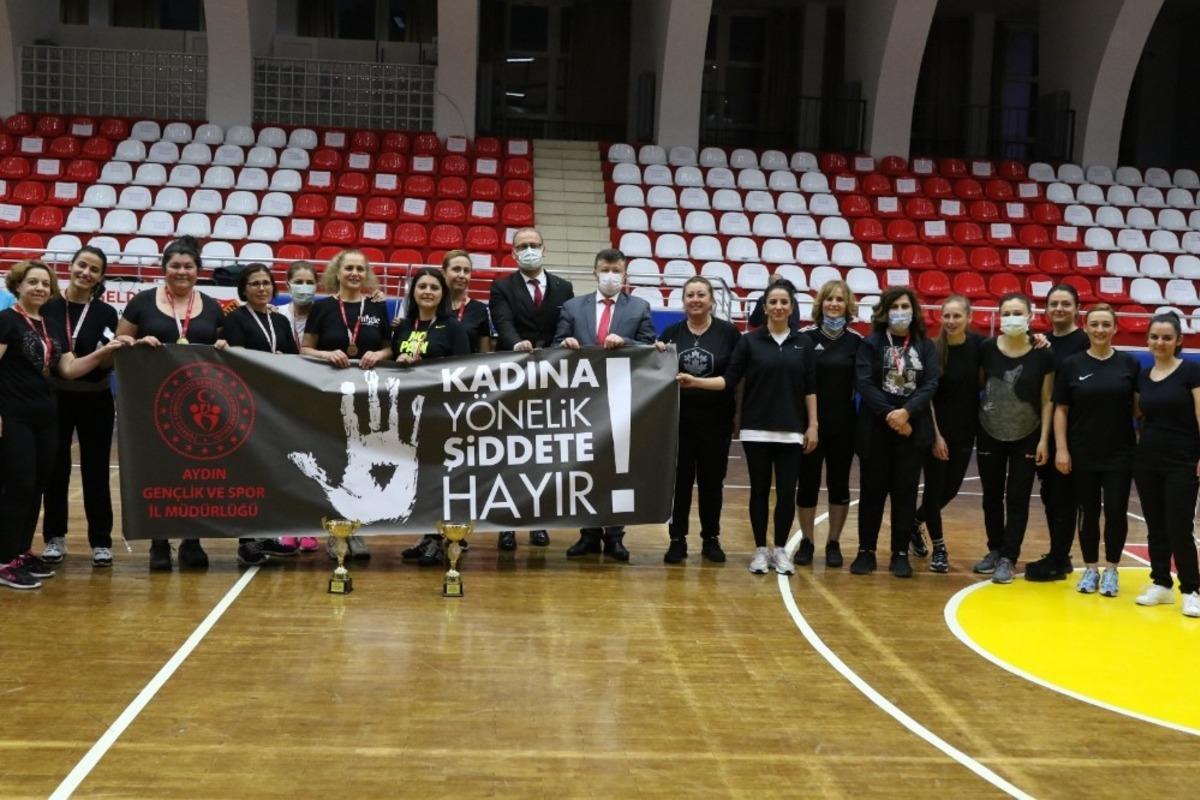 Kadına şiddete voleybol m&uuml;sabakası ile dikkat &ccedil;ektiler