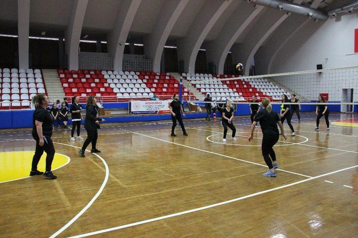 Kadına şiddete voleybol müsabakası ile dikkat çektiler G3