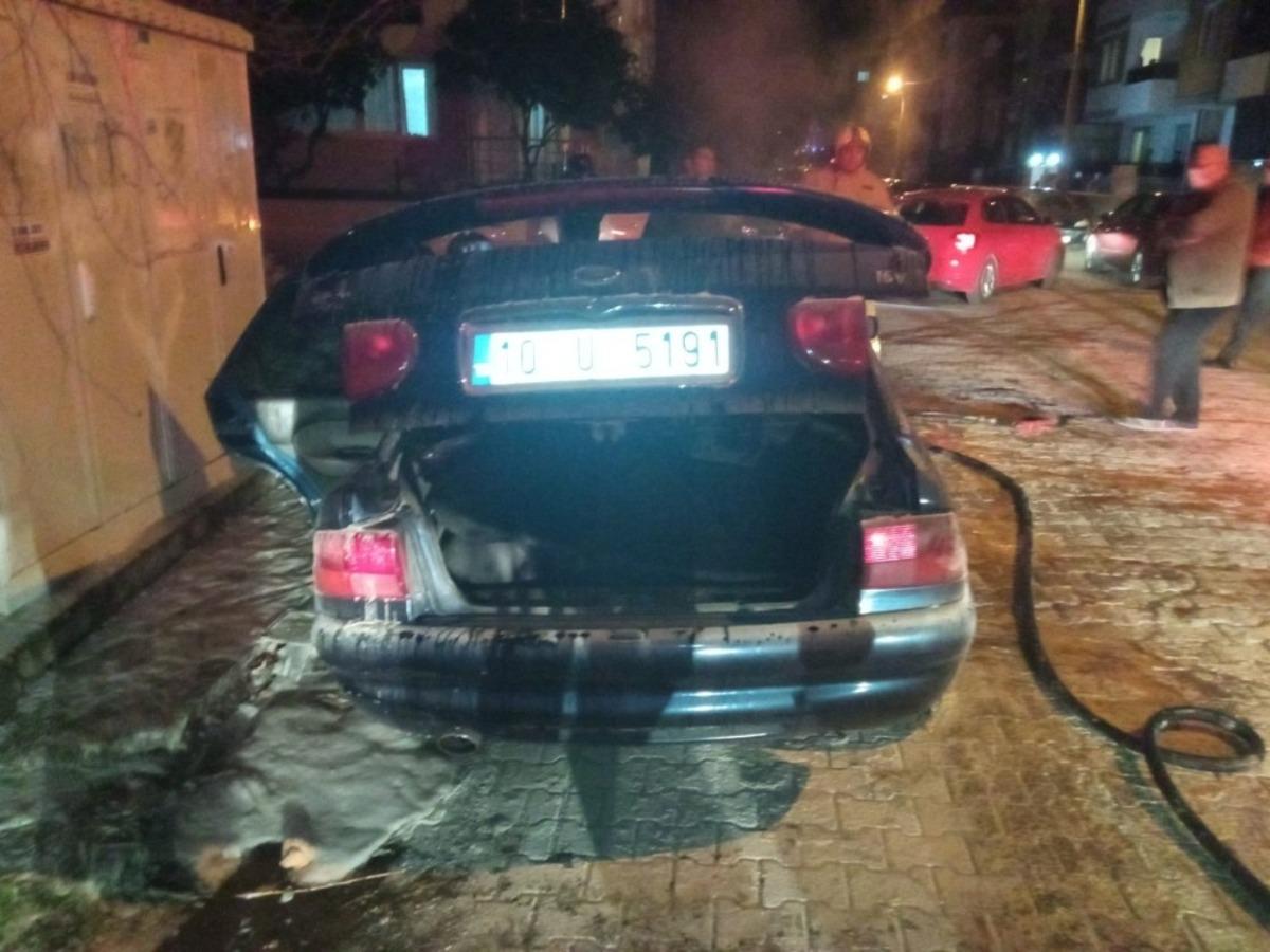 Edremit&rsquo;te park halindeki ara&ccedil; yandı